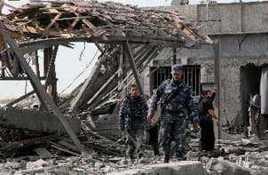 بعض جنود حماس يطلعون على آثار التدمير بعد الضربات الجوية الاسرائيلية بالصواريخ والطائرات ( د ب أ)