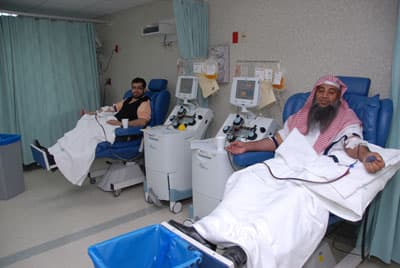600 شخص توافدوا إلى "تخصصي الرياض" للتبرع لمصابي غزة