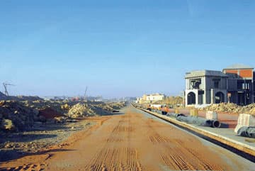 سكان المحمدية والنخيل يشكون "غبار" مشروع