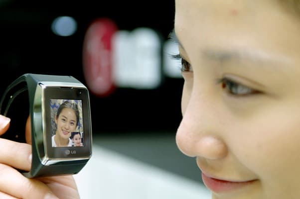 "هاتف الجيل الثالث 3G". من LG مكون من شاشة تعمل باللمس مع نظام كاميرا لتمكين المستخدمين من إجراء مكالمات فيديو فائقة السرعة (الف