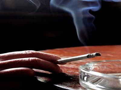 مدخن يفجر نفسه أثناء إشعالة سيجارة خلسة