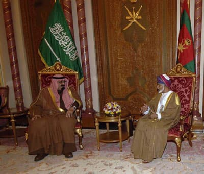 الملك عبد الله يصل إلى مسقط ويستقبل رئيس الإمارات