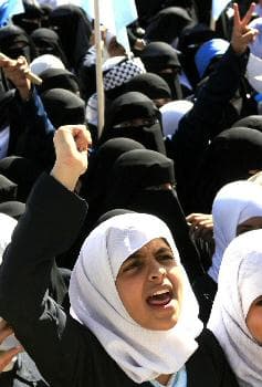 احدى الفتيات اليمنيات خلال مظاهرة ضد الهجوم الاسرائيلي على غزة أقيمت في عدن (الفرنسية)