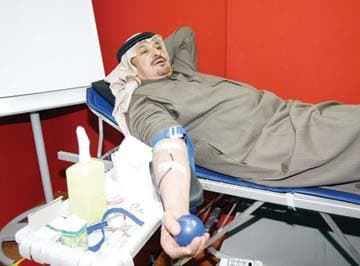 مجموعة الفيصلية تتبرع بالدم لجرحى غزة