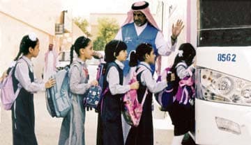 "التربية والتعليم" توسع دائرة النقل المدرسي وتدرج المعلمات والطلاب