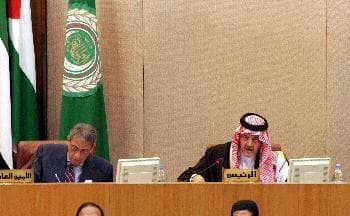 الأمير سعود الفيصل يفتتح الاجتماع  الطارئ لوزراء الخارجية العرب في القاهرة وإلى جواره عمرو موسى أمين عام جامعة الدول العربية (د 