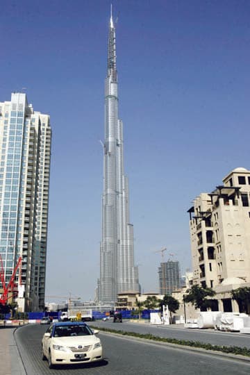 الأزمة العالمية تضرب عقود التشييد في الإمارات