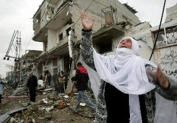 عجوز فلسطينية تدعو أن يخفف الله على غزة من آثار الهجوم الاسرائيلي عليها (رويترز)