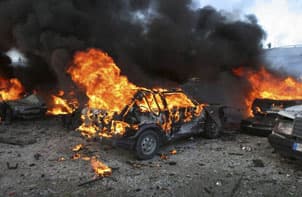 الفرنسيون يحرقون 445 سيارة مع بدء العام الجديد