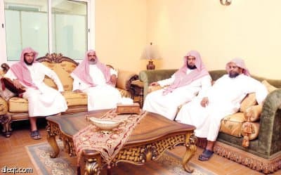 لم أحظ بدلال والدتي فعوضني والدي بأبوته الحانية