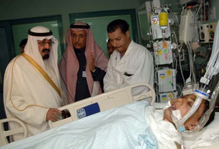 خادم الحرمين يزور المصابين الفلسطينيين في مستشفى التخصصي