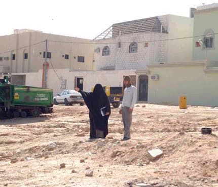فتيات يتحركن للترميم ورفع النفايات من الأحياء الفقيرة في بريدة