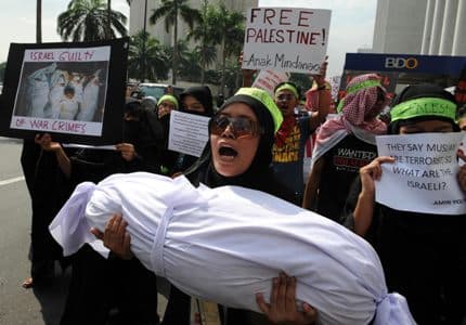 مسلمون فلبينيون يتظاهرون ضد العدوان الاسرائيلي على قطاع غزة (الفرنسية)