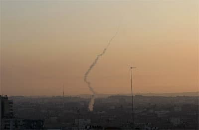 إطلاق صاروخ فلسطيني في قطاع غزة من مقاتلي حماس بإتجاه أحد المدن الإسرائيلية (الفرنسية)