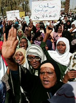 نساء سودانيات في مظاهرة تأييد في الخرطوم لأهالي غزة ضد الهجوم الاسرائيلي (الفرنسية)