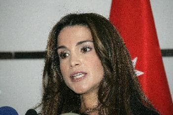 الملكة رانيا خلال مؤتمر صحفي في مكتب اليونيسف في عمّان حول تقديم معونات عاجلة لأهالي غزة (الفرنسية)