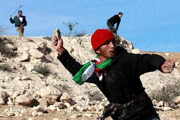 المقلاع والحجارة سلاح فعال في أيدي أبطال غزة العزل (د ب أ)