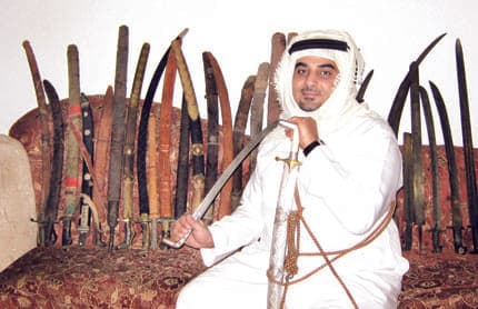 شاب يحول شقته إلى متحف للسيوف والخناجر الاثرية