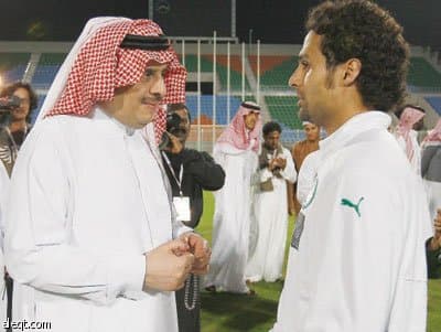 حافلة الأخضر تصطدم ببوابة السيب.. وتعكر أفراح العُمانيين