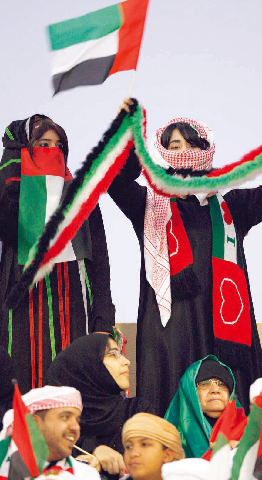 جماهير إماراتية تعتدي على مراسل قطري وتطرده من مدرجها