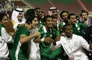 السعودية تتأهل بجدارة بثلاثية تاريخية وتقصي بطل الخليج