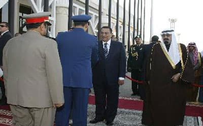خادم الحرمين والرئيس المصري يؤكدان دعم غزة وحضور قمة الكويت