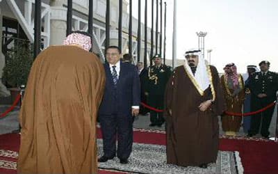 خادم الحرمين والرئيس المصري يؤكدان دعم غزة وحضور قمة الكويت
