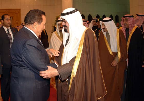 خادم الحرمين والرئيس المصري يؤكدان دعم غزة وحضور قمة الكويت