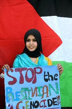 طفلة باكستانية وخلفها العلم الفلسطيني خلال مظاهرة تأييد لغزة ضد الهجمات الاسرائيلية (فاروق نعيم - الفرنسية)