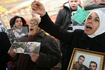 نساء فلسطينيات بتظاهرن لتأييد غزة ضد الهجوم الاسرائيلي البربري (جعفر آشثي - الفرنسية)