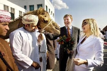 الأمير الهولندي وليام وقرينته ماكسيما ومداعبة للجمل في صحار خلال زيارتهما لعمان (روبن اتريخت - د ب أ)