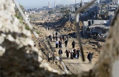 عودة العائلات الفلسطينية إلى ديارهم في بلدة بيت لاهيا شمال قطاع غزة صباح اليوم بعد انسحاب اسرائيل منها ووقف إطلاق النار من طرف و