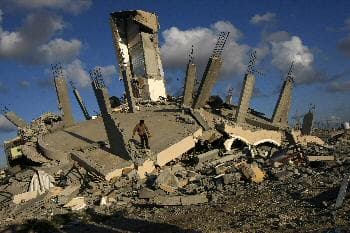 فلسطيني يبحث في أنقاض احد المباني المدمرة بعد إيقاف العمليات العسكرية في غزة