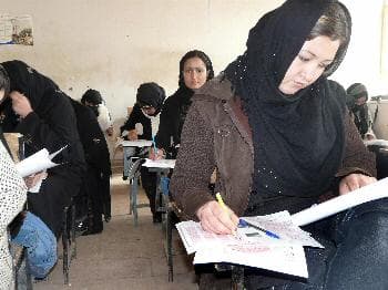 افغانيات يحضرن اختبار القبول في جامعة قندور- افغانستان