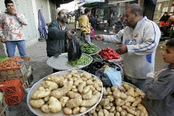 بائع خضار فلسطيني في غزة بعد توقف الغعمليات العسكرية الاسرائيلية ... فهل تستمر الهدنة؟