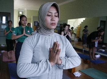 نساء اندونيسيات في باندونق يمارسن رياضة اليوغا.