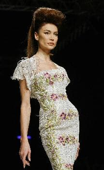 تصميم لربيع وصيف 2009 في عرض للأزياء في إيطاليا.