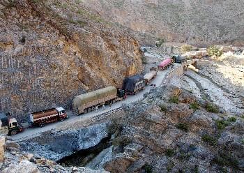 شاحنات متوقفة بعد تدمير أحد الجسور في منطقة خيبر شمال غرب باكستان.