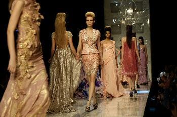 عدد من العارضات يقدمن أحدث أزياء ربيع و صيف 2009 في روما.