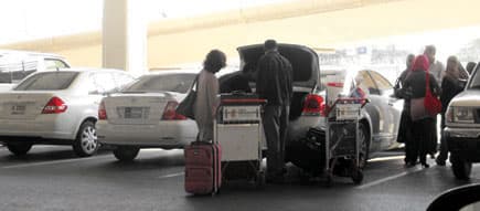 دبي : حلم "المفنشين" ينتهي بترك السيارات المرهونة للبنوك في مواقف المطار