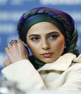 الفنانة رنا أزادي فار خلال مؤتمر صحفي في مهرجان برلين السنمائي.
