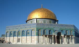 سياح أجانب يدخلون المسجد الأقصى بلباس "فاضح"