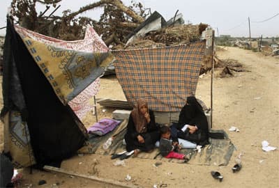 عائلة فلسطينية تسكن بشكل بدائي بعد تدمير منزلهم في غزة.