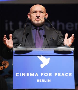 الممثل البريطاني بن كنجسلي يتحدث خلال الحفل الخيري "سينما من أجل السلام" أحد فعاليات مهرجان برلين السينمائي الدولي.