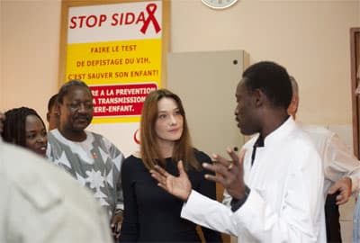 سيدة فرنسا الأولى خلال زيارتها لأحد مراكز مكافحة الايدز في أوغادوغو - بوركينافاسو في جولة إفريقية لها.