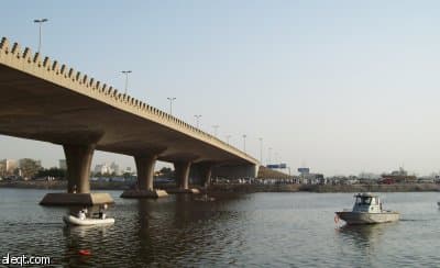 جدة: متهور يسقط سيارة بعائلتها في بحيرة الأربعين