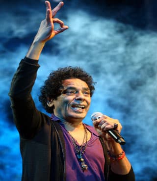 المطرب محمد منير خلال حفل في دار الأوبرا في القاهرة.