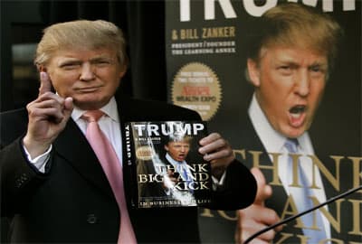 المليونير دونالد ترامب يحمل نسخة من كتابه الجديد الذي ألفه بالاشتراك مع زانكر بيل في نيويورك.