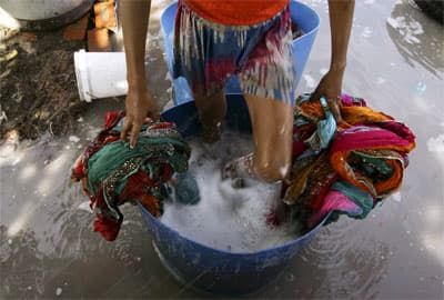 رجل هندي يغسل ملابسه في مدينة دوبي غات المشهورة بعنايتها للغسيل، المدينة لا تزال شعبية على الرغم من استخدام التكنولوجيا الحديثة 