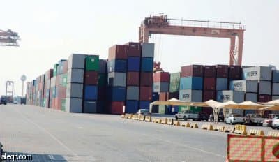 "الجمارك" تلزم شركات التفريغ بالكشف على الحاويات يدويا 100%